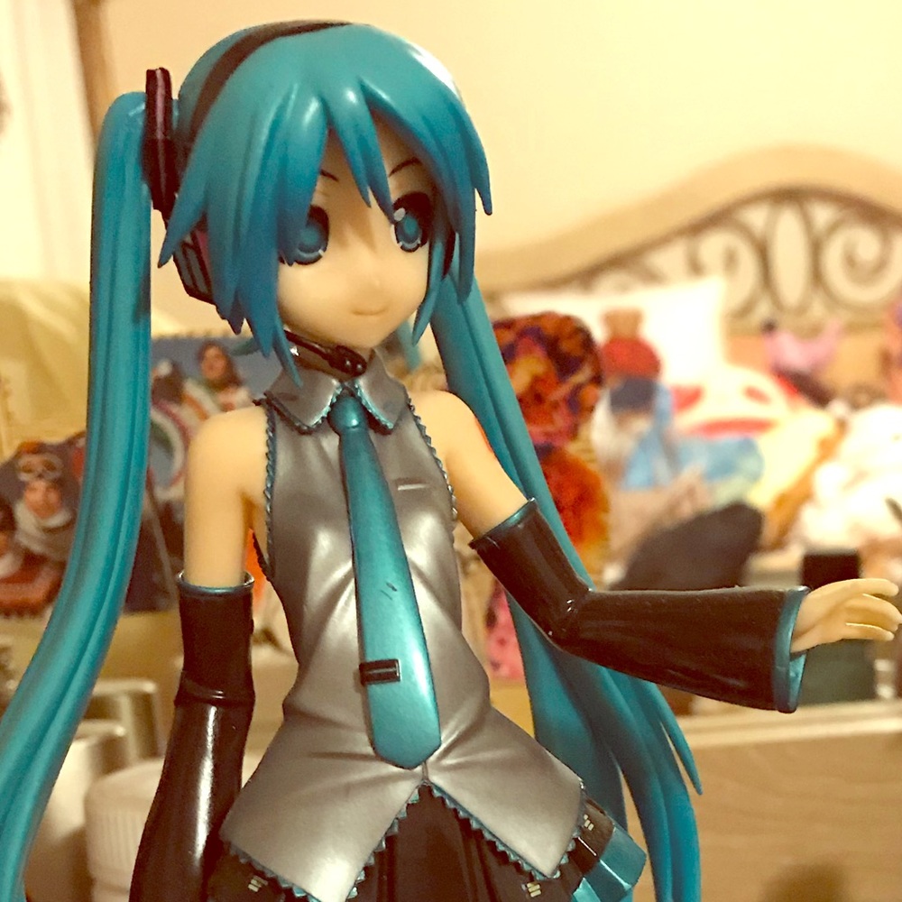Miku Hatsune figure